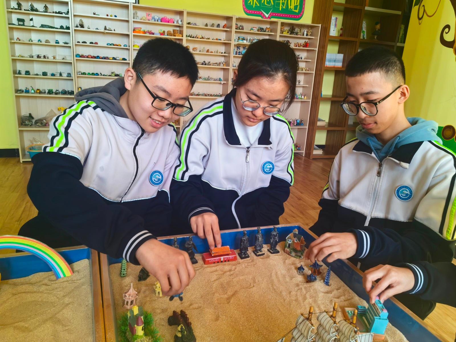 圖二：心理課上，學生在進行“沙游——探索內心世界”活動.jpg