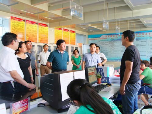市委常委、區(qū)委書記施文學(xué)在少先路街道居民服務(wù)站聽取情況介紹